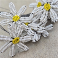 hvid-glasperle-blomst-gul-midte-gammel-fransk-perleblomstold-french-beaded-flower